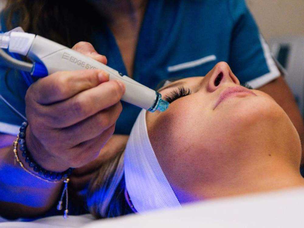 Women doing skin therapy